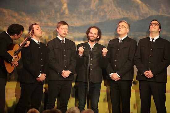 Maximilian Schafroth trat zum Teil mit einem Gstanzl-Chor an (©Foto: sampics für Paulaner)